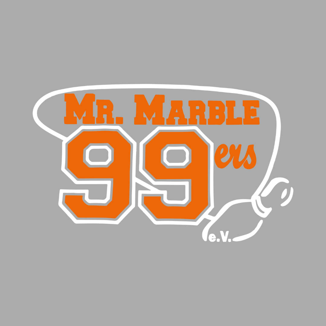 Zu sehen ist das Logo der Mr Marble 99'ers: Der Vereinsname in Orange in einem weißen Kringel, der zu einem Kegel ausläuft.