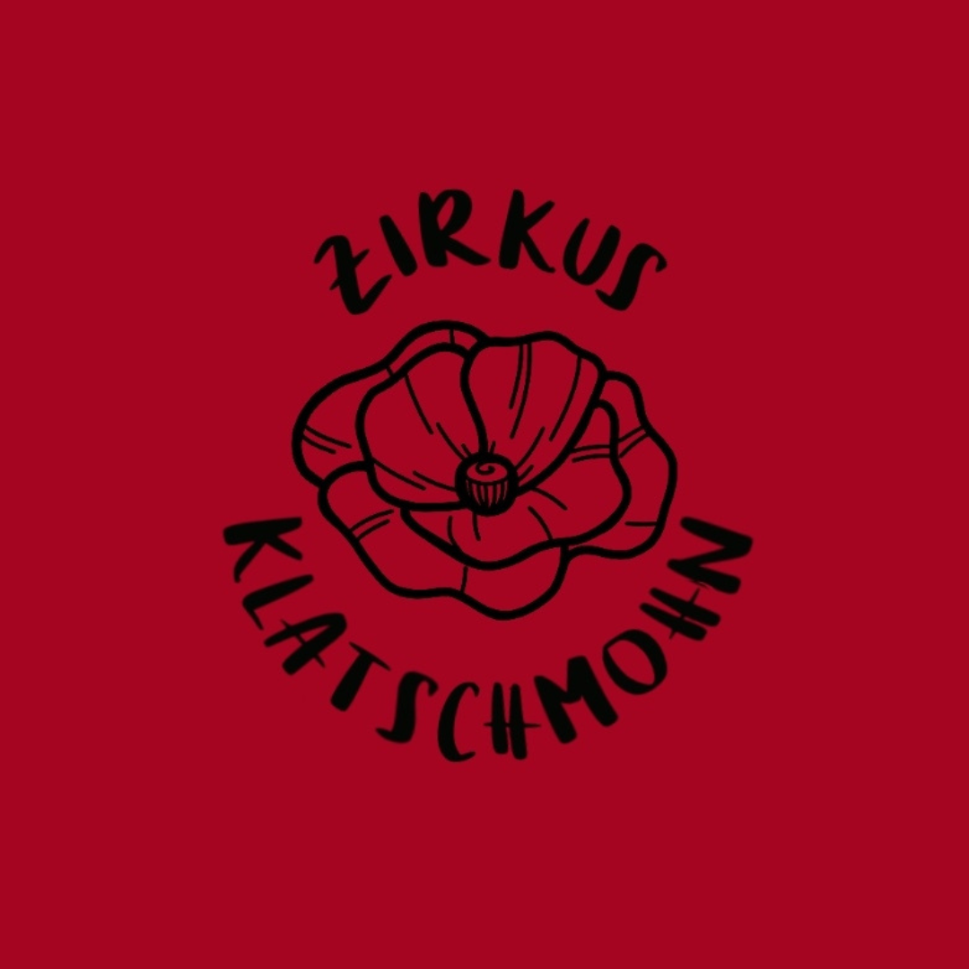 Logo des Zirkus Klatschmohns: Der Vereinsname und die Umrisse einer Mohnblüte in schwarz vor rotem Hintergrund.