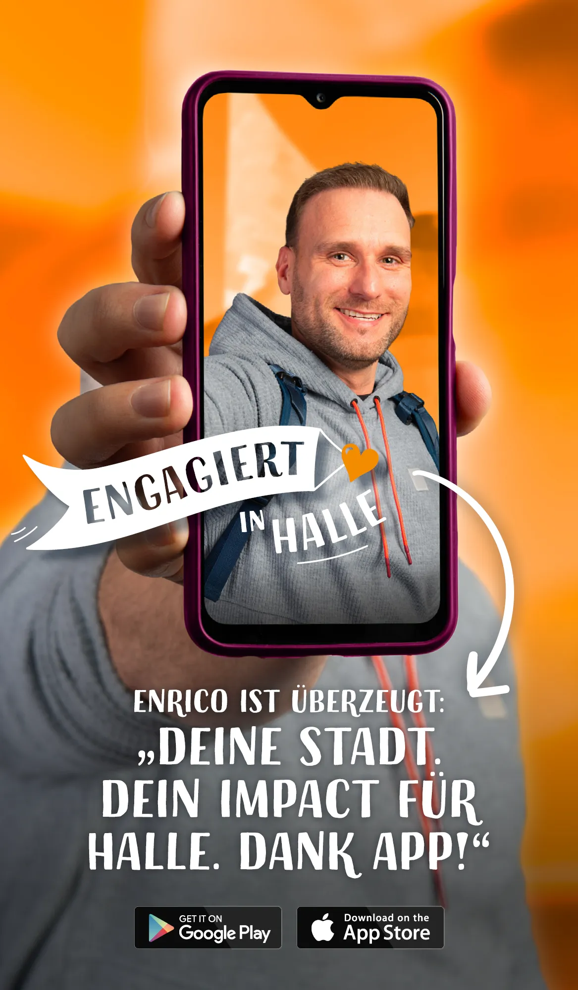 Werbung "Engagiert in Halle" Werbung der Freiwilligenagentur: Mann vor orangenem Himtergrund hält Handy mit Bild von sich in Kamera, darunter steht: Enrico ist überzeugt: "Deine Stadt. Dein Impact für Halle. Dank App!"