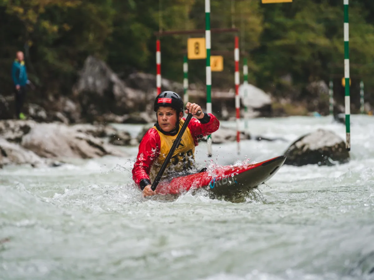 Nachwuchs-Sportler auf einer Kanu-Slalom-Strecke