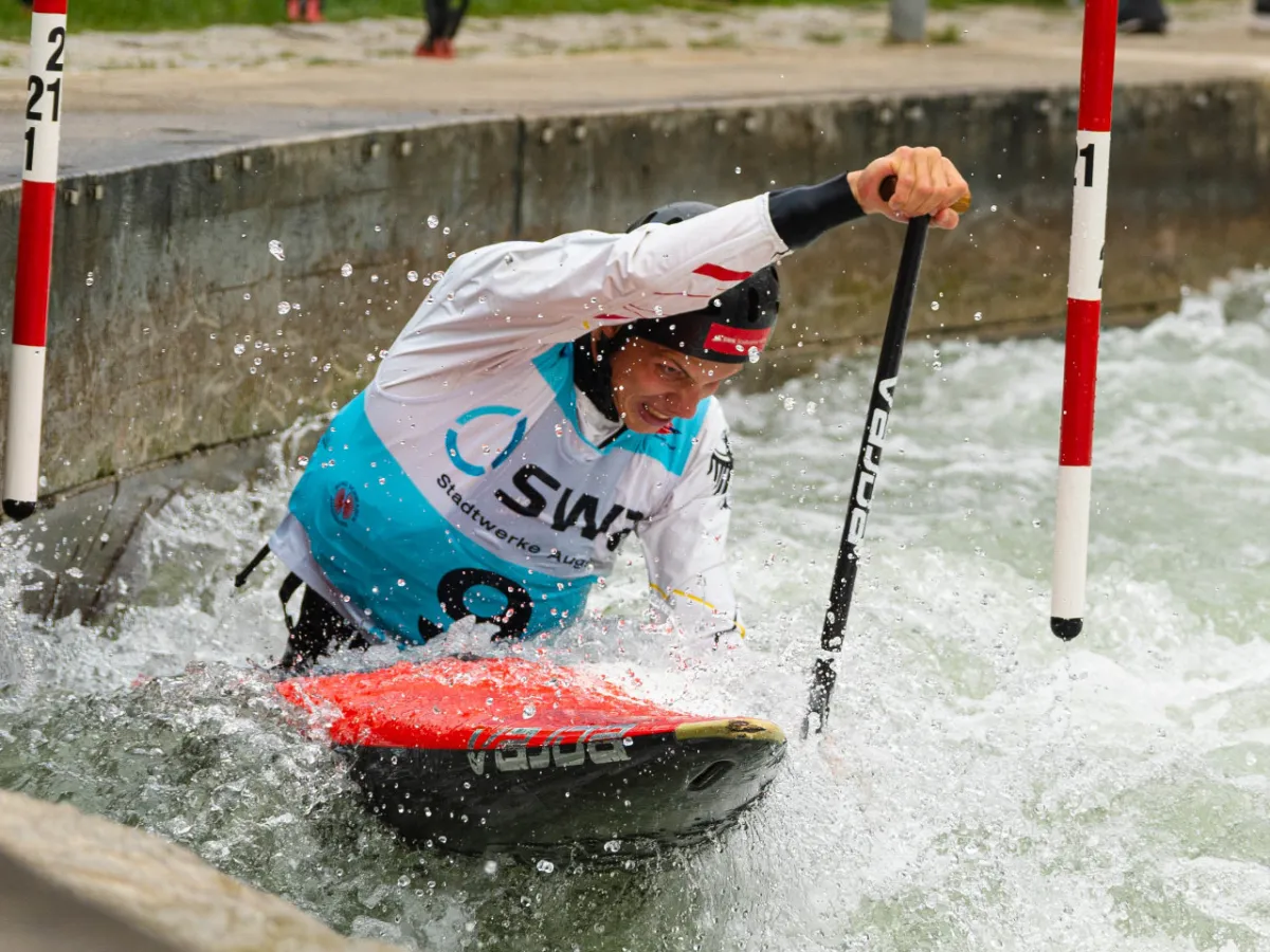 Leistungssportler auf einer Kanu-Slalom-Strecke