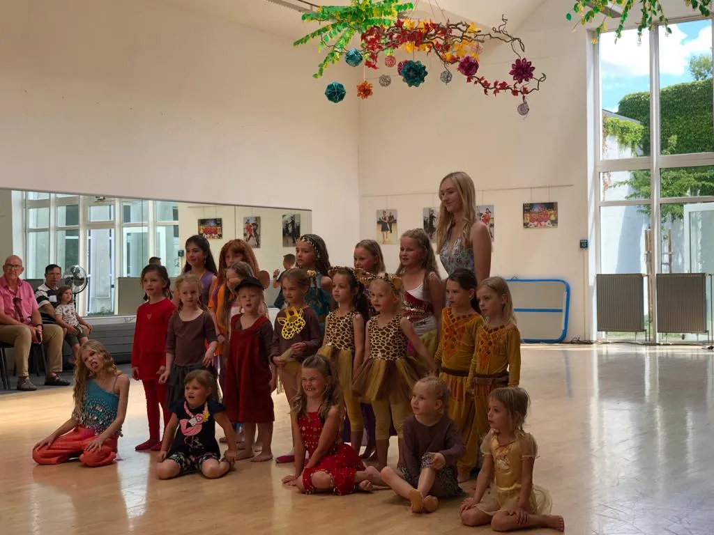 Kindertanzshow 2022: Kinder in Tanzoutfit posieren fürs Foto.