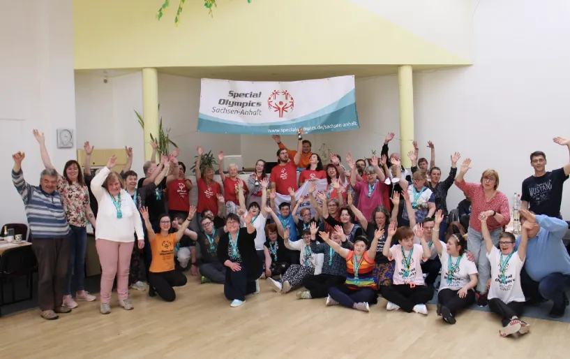 Inklusiver Tanztag von Special Olympics: Gruppenbild vieler jubelnder Menschen