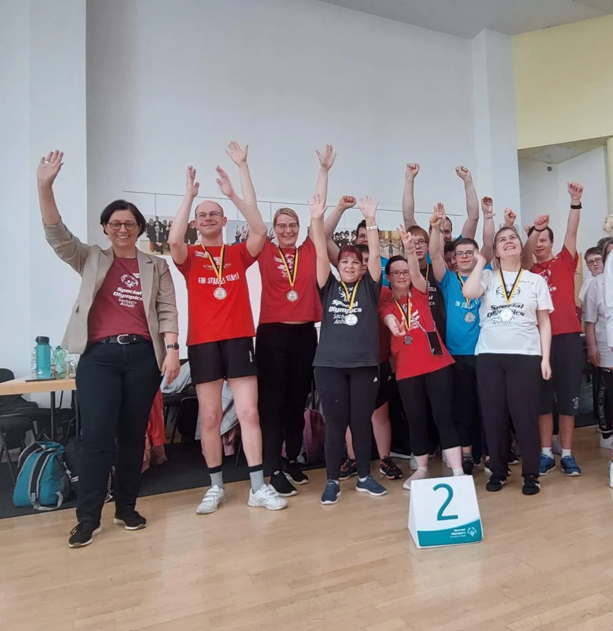 Inklusiver Tanztag von Special Olympics: Mitglieder de Tanzgruppe jubeln in die Kamera.