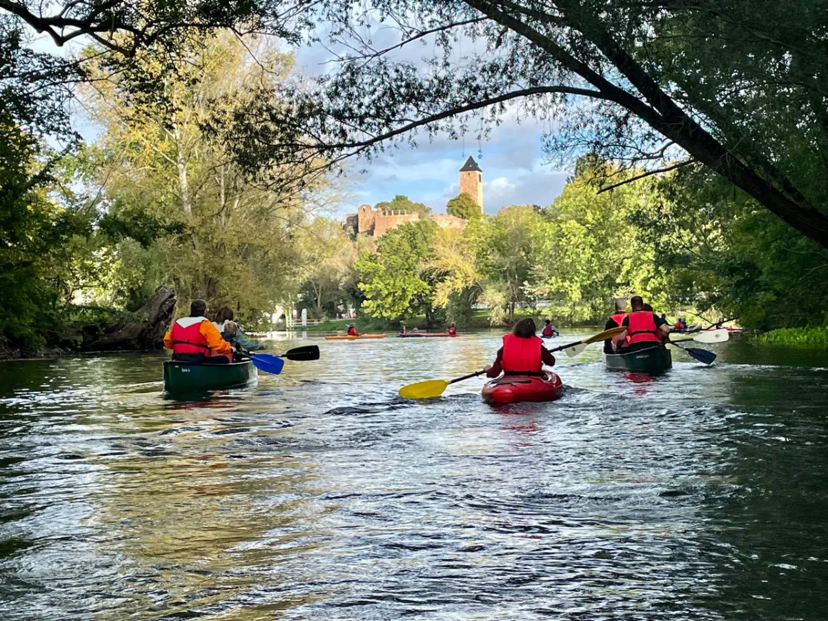 3 Boote auf der Saale, Burg Giebichenstein im Hintergrund