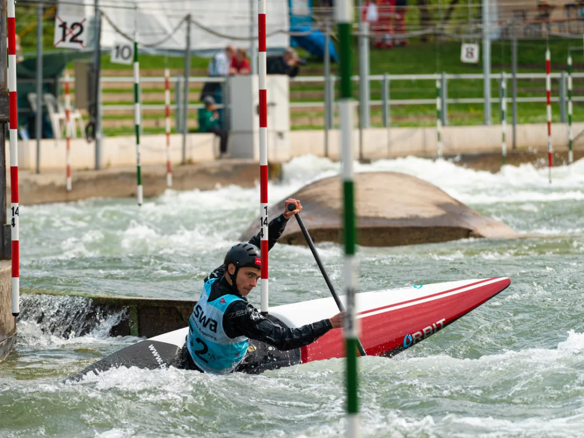 Nachwuchs-Sportler auf einer Kanu-Slalom-Strecke