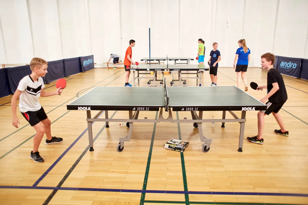 Zwei Jungen beim Tischtennisduell an der Platte.