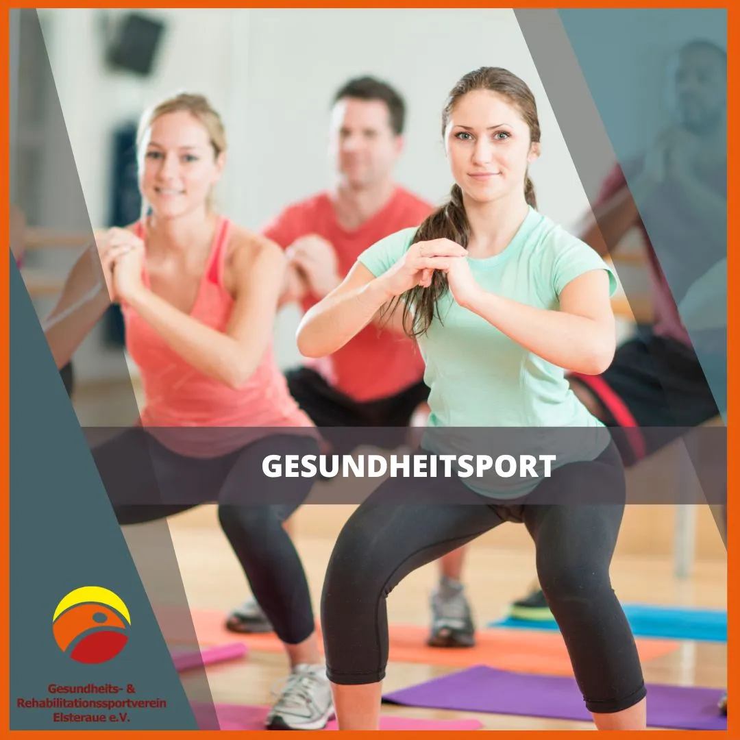 Zwei Frauen und ein Mann auf Gymnastikmatten in Kniebeuge.
