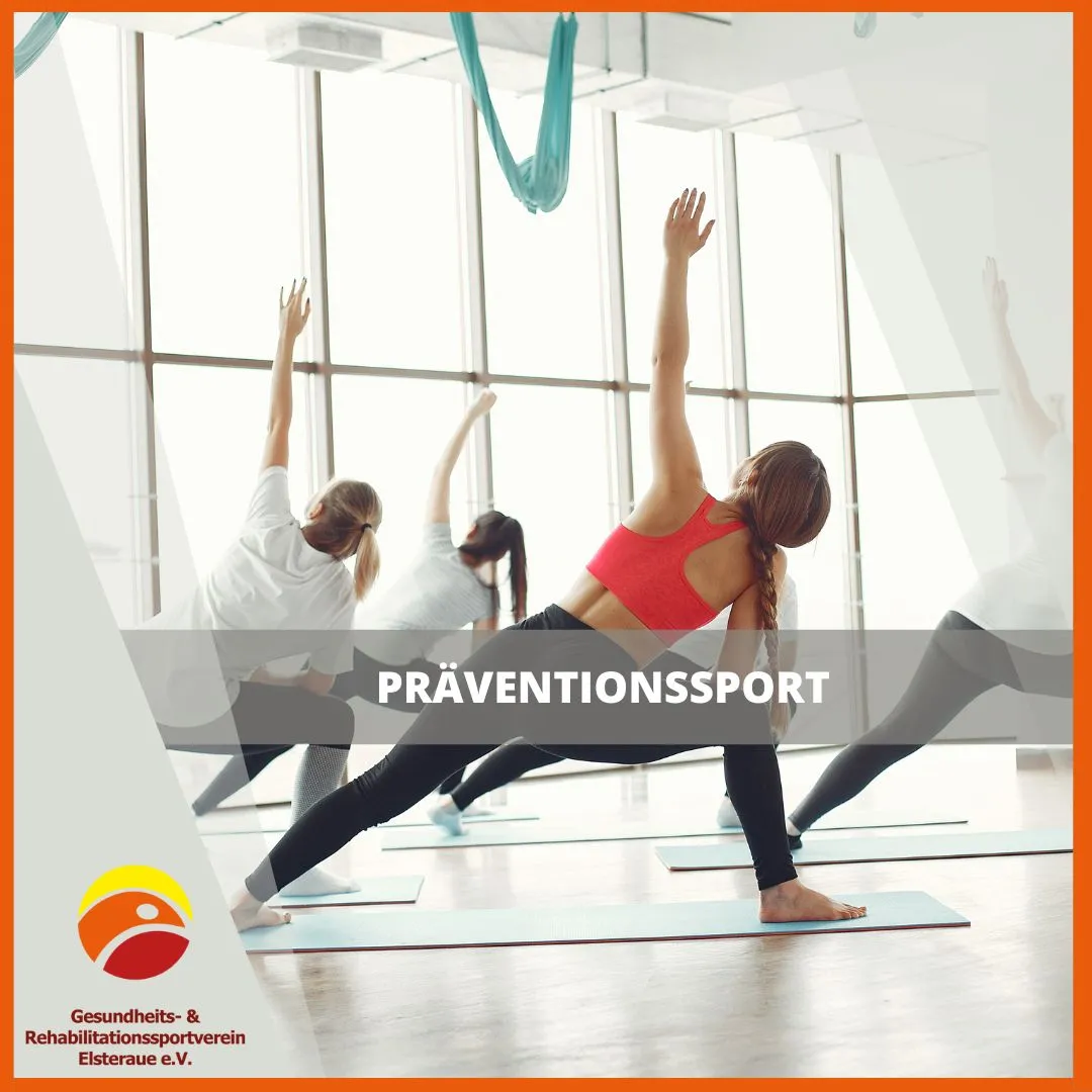 Mehrere Personen in einem Sportraum auf Gymnastikmatten machen eine Gymnastikpose in der Hocke mit einem Arm in der Luft.
