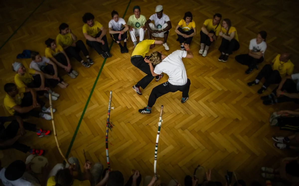 ein Capoeirakreis mit zwei Spielern in der Mitte