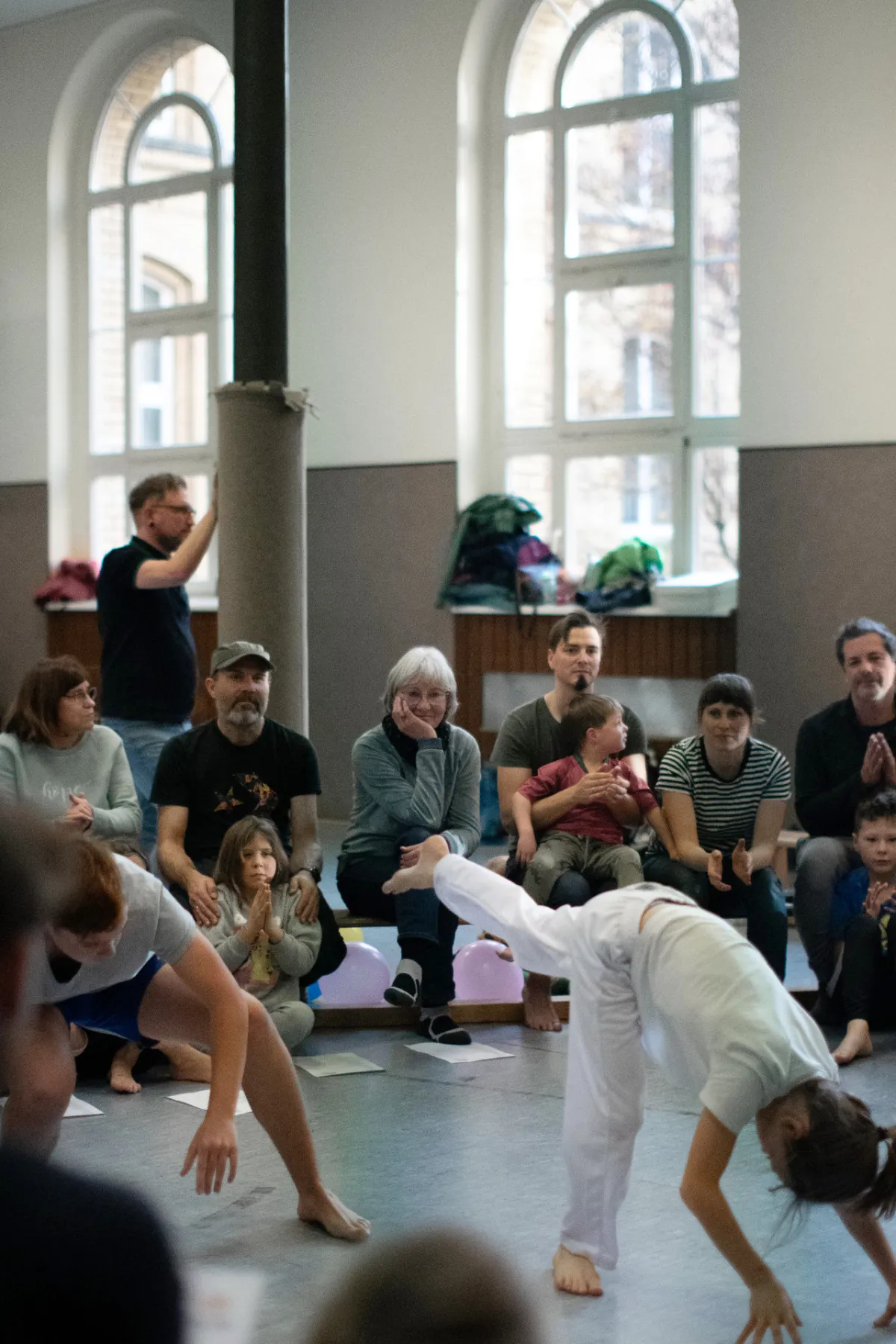 eine Capoeira mit Kindern und Erwachsenen