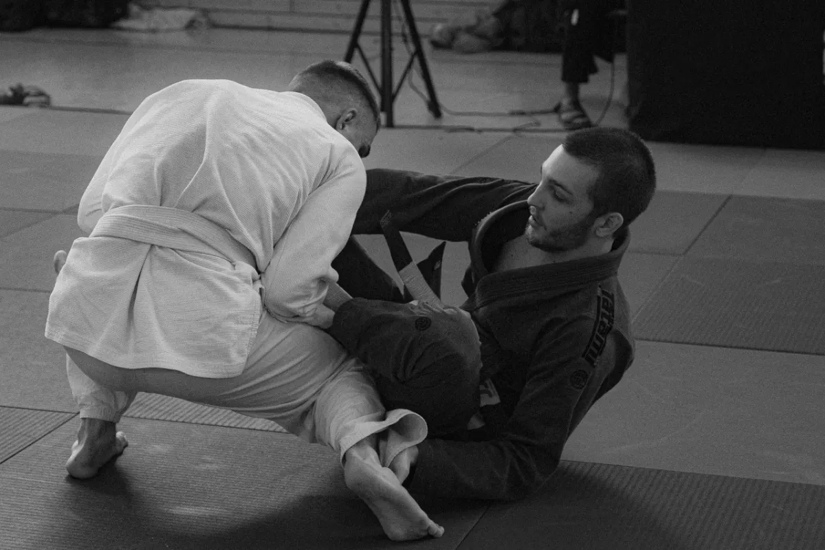 Ein Grapplingturnier mit Gi.