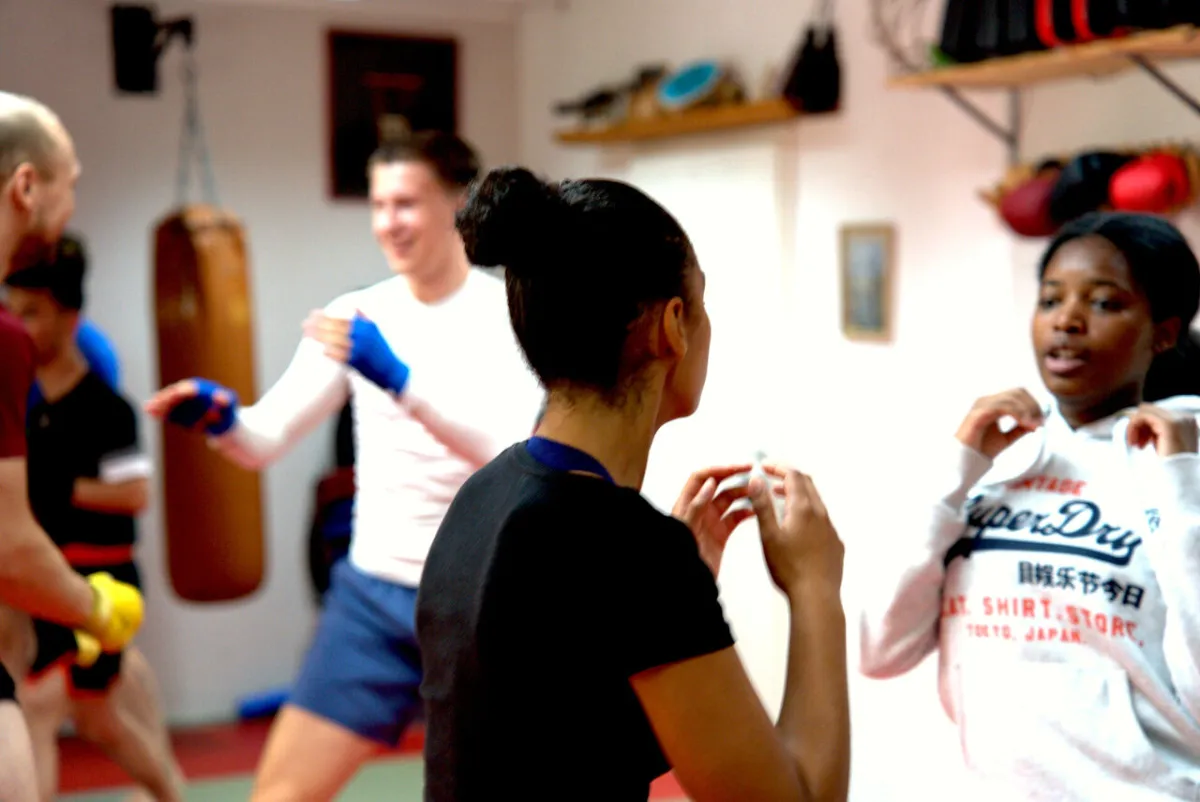 eine Jundgruppe beim Kickboxen