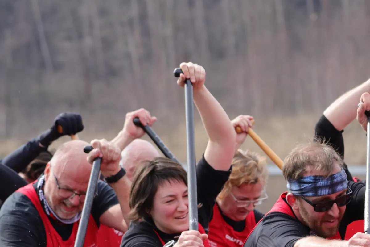 Das Bild zeigt Drachenbootsportler beim Paddeln