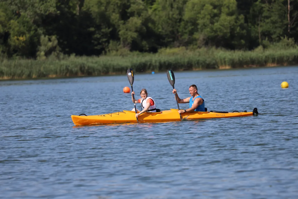 Zwei Personen padden in einem Kajak Zweier unified auf dem See.