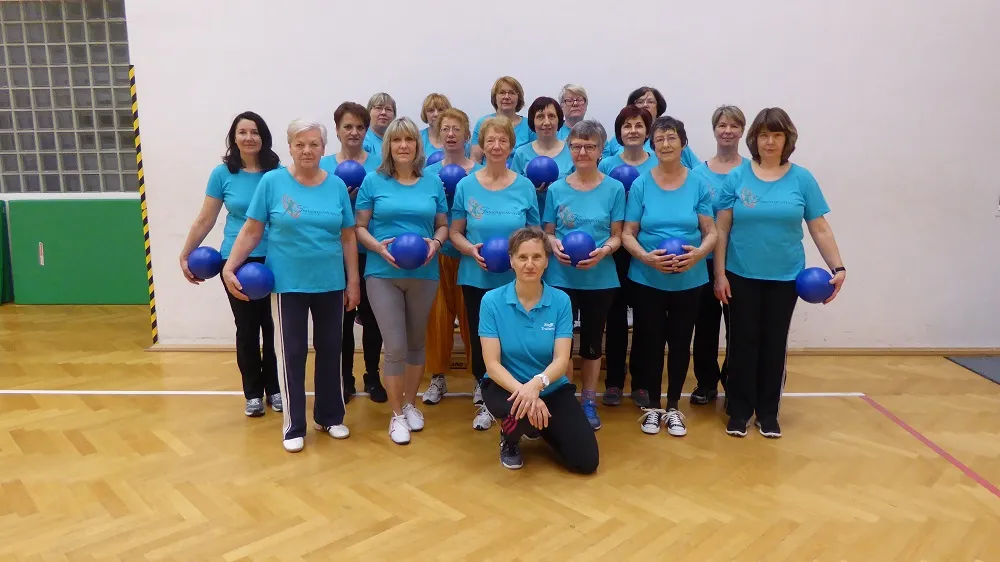 Frauen einer Aerobic-Gruppe des FSV posieren in blauen T-Shirts mit blauen Bällen.