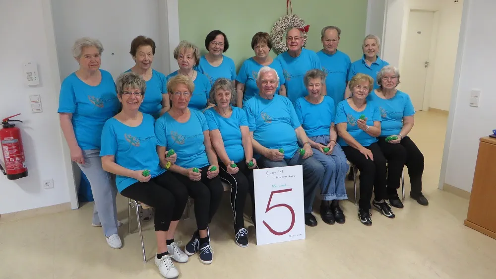 Die Sportgruppe Gymnastik des FSV posiert in blauen T-Shirts.