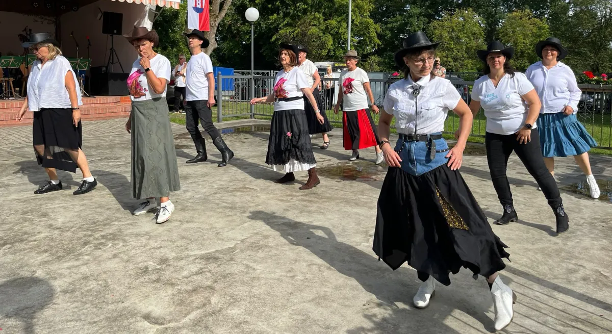 Tänzer auf einer Freiluftfläche