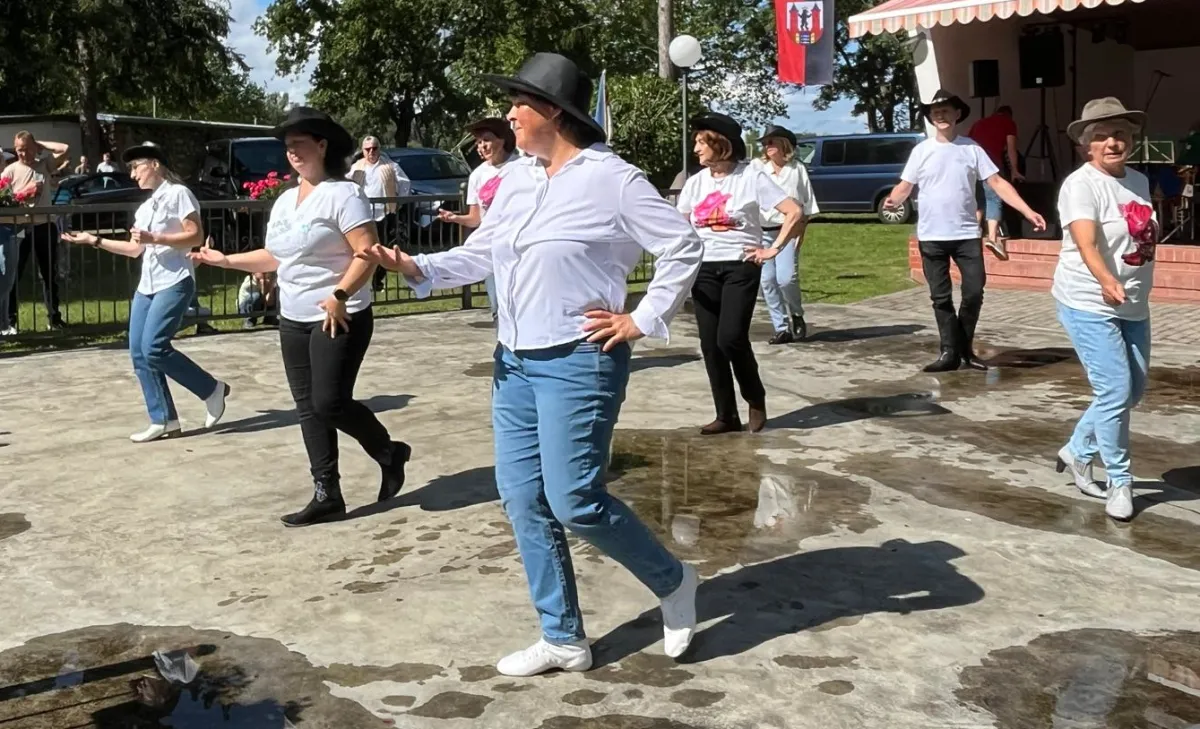 Tänzer auf einer Freiluftfläche