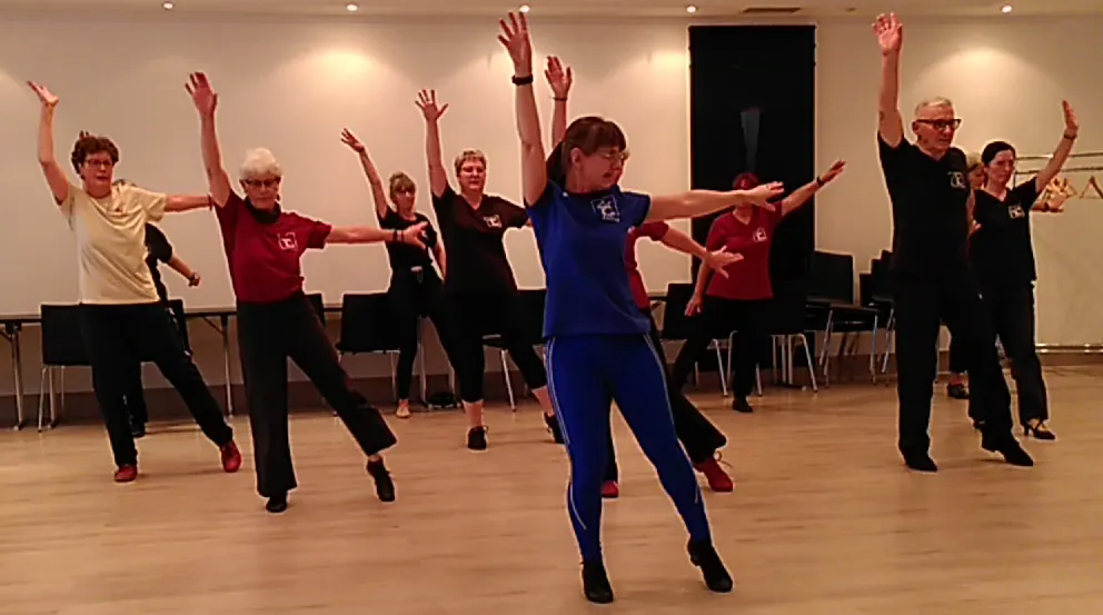 Tänzer in einem Saal