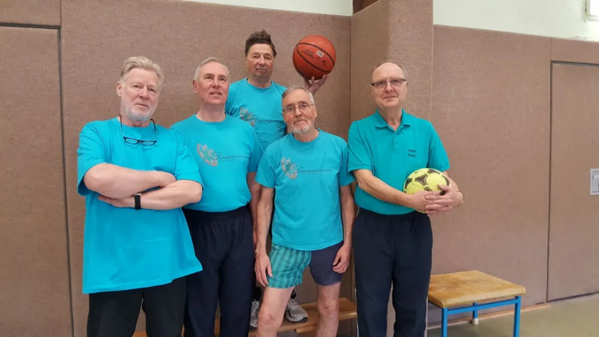 Die Fußballer des FSV posieren in blauen T-Shirts.
