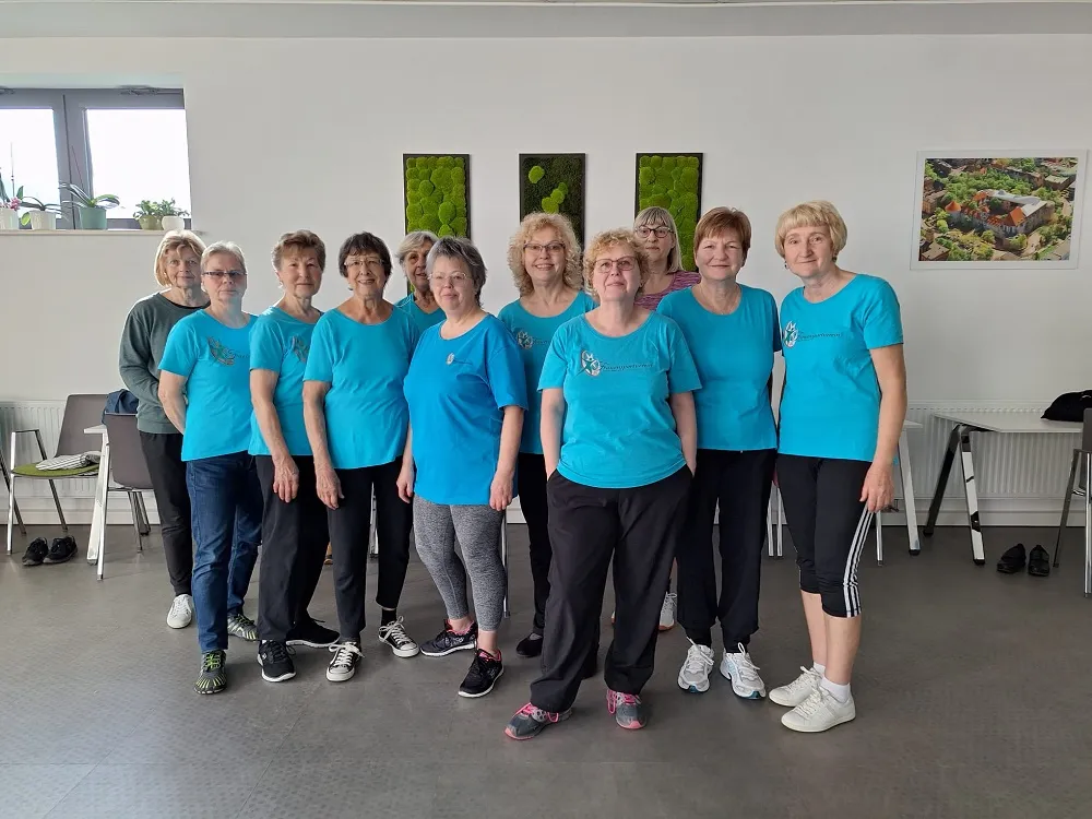 Pilates-Gruppe des FSV posiert in blauen T-Shirts. 