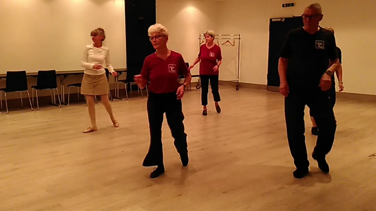 Tänzer in einem Saal