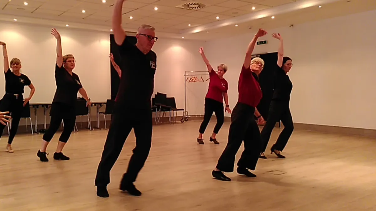 Tänzer in einem Saal