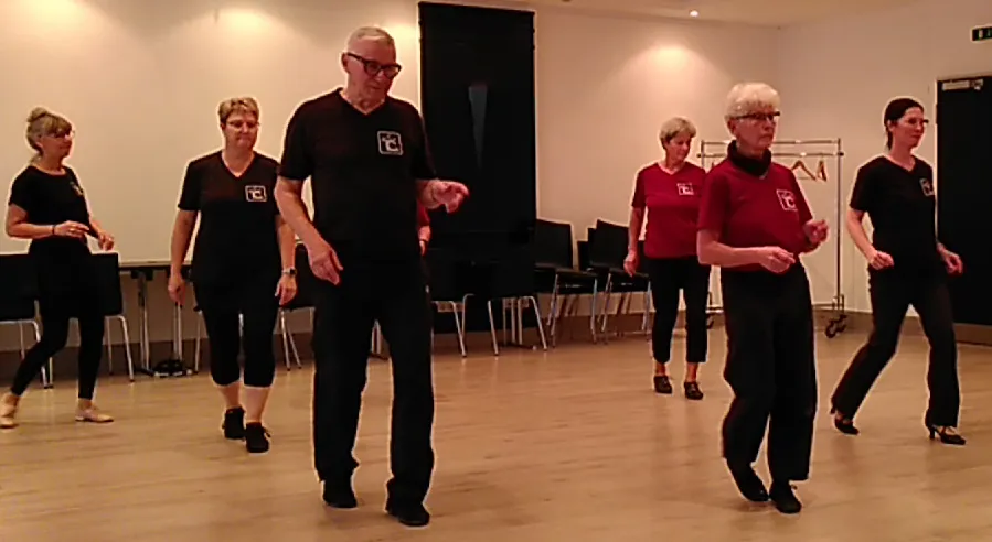 Tänzer in einem Saal