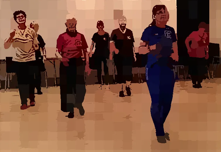 Einzeltänzer in Linien aufgestellt