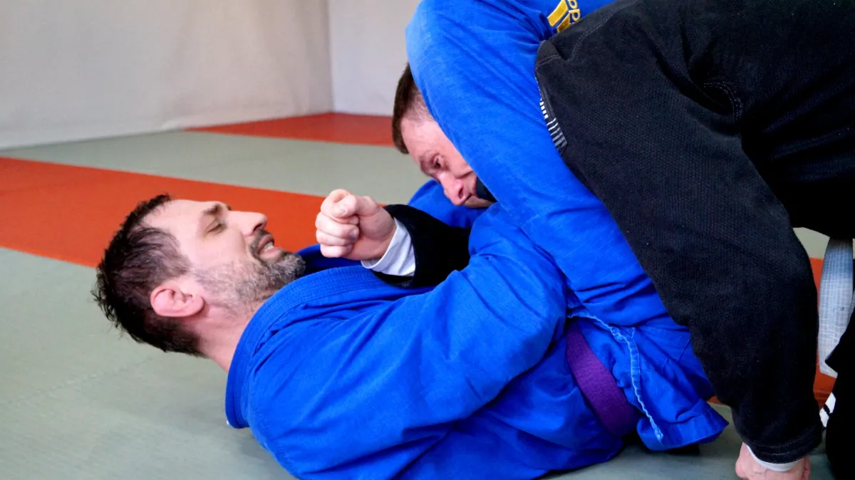 BJJ mit Technik zum Erfolg. Man sieht einen Triangle Choke.