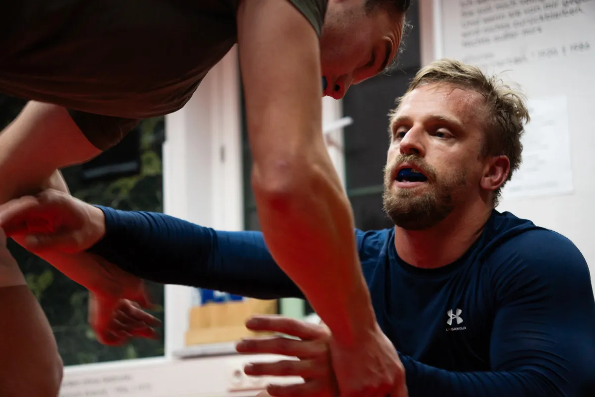 Zwei Kampfsportler im Bodenkampf