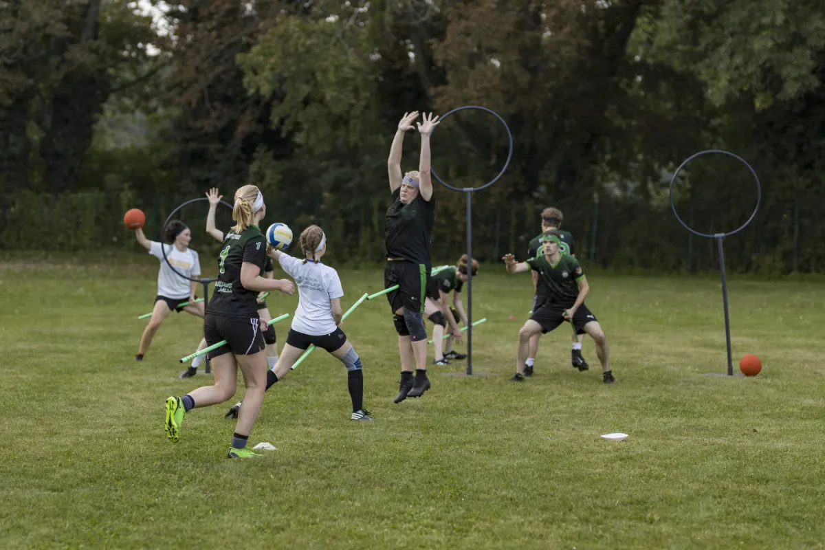 Quadballer aus der Ferne beim Spielen