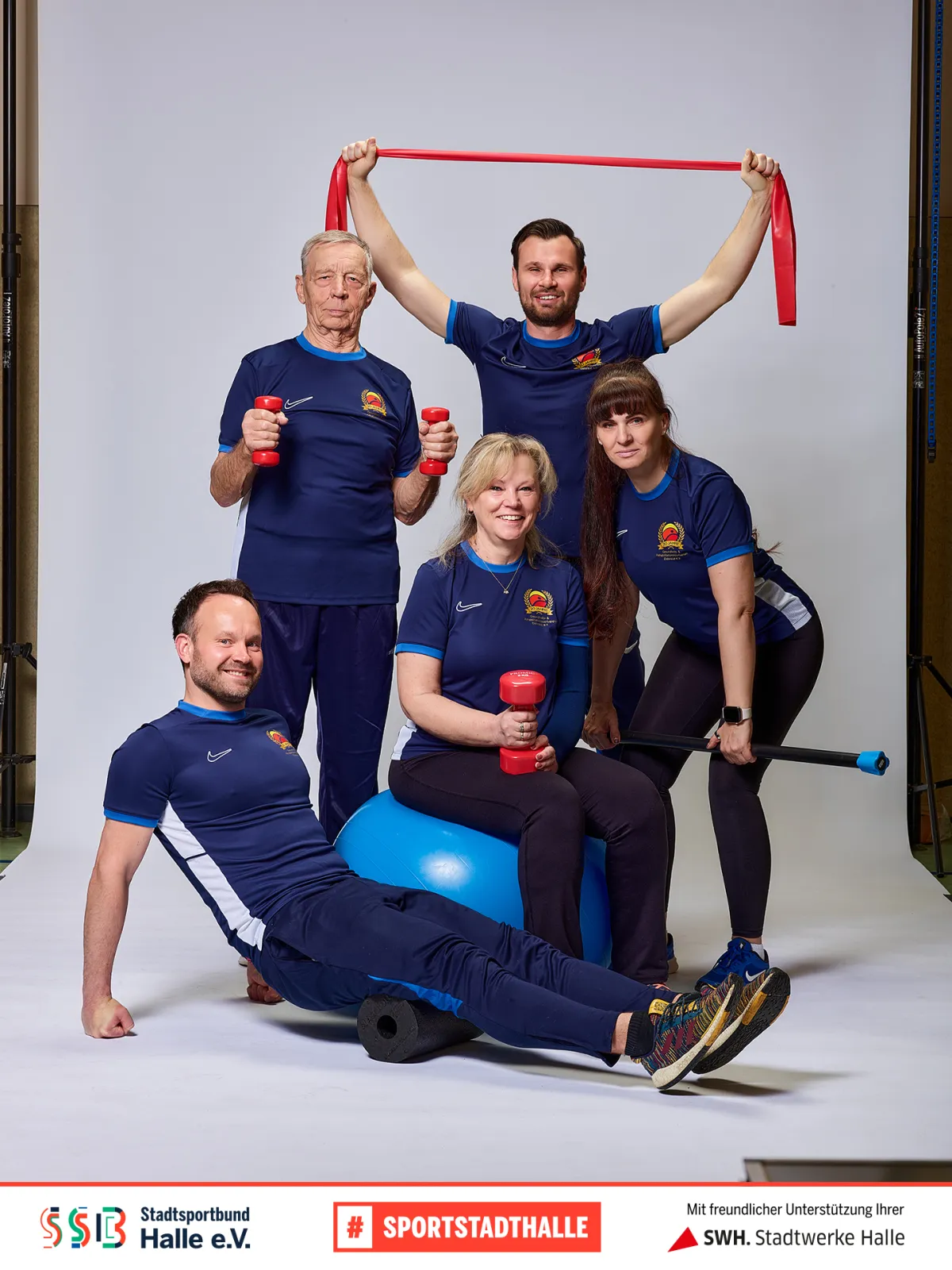 Mitglieder und Trainer mit Ger&auml;ten