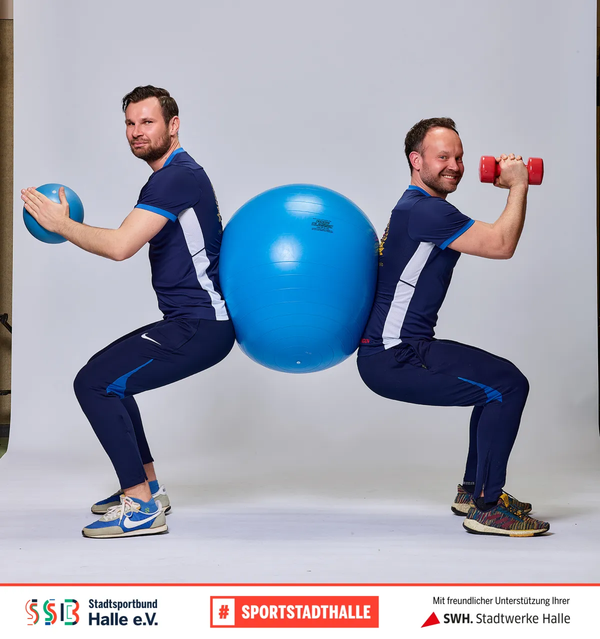 Zwei M&auml;nner mit dem R&uuml;cken an Ball gelehnt