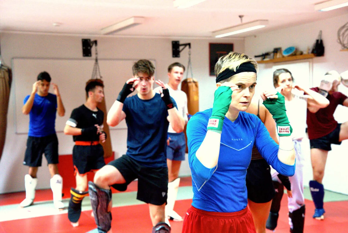 Eine gemischte Trainingsgruppe &uuml;bt Schlagkombinationen