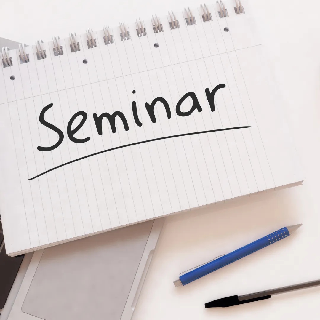 Symbolbild Seminar Auf einem Schreibblock steht das Wort "Seminar".