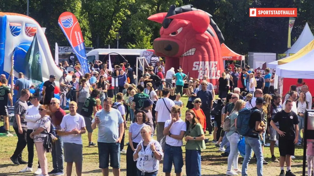 Viele Menschen besuchen die Sportwiese beim Laternenfest.