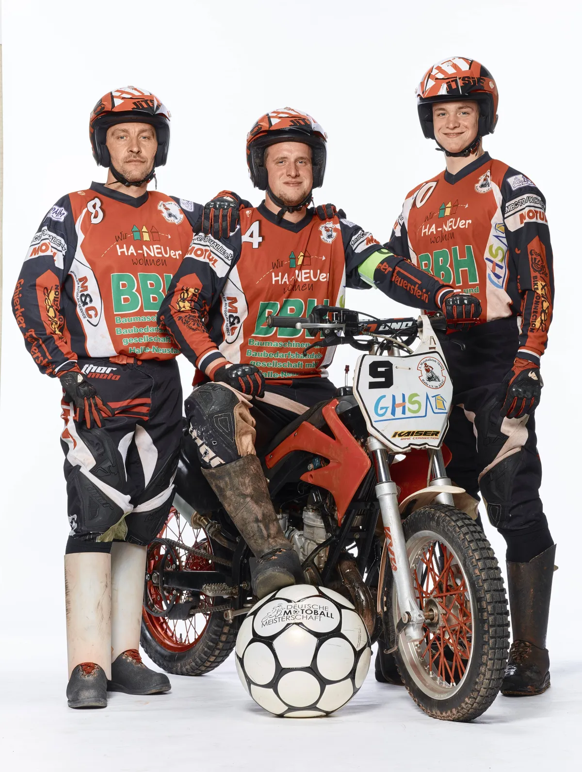 Drei Motoballer mit Motorrad und Ball beim SSB-Fotoshooting.