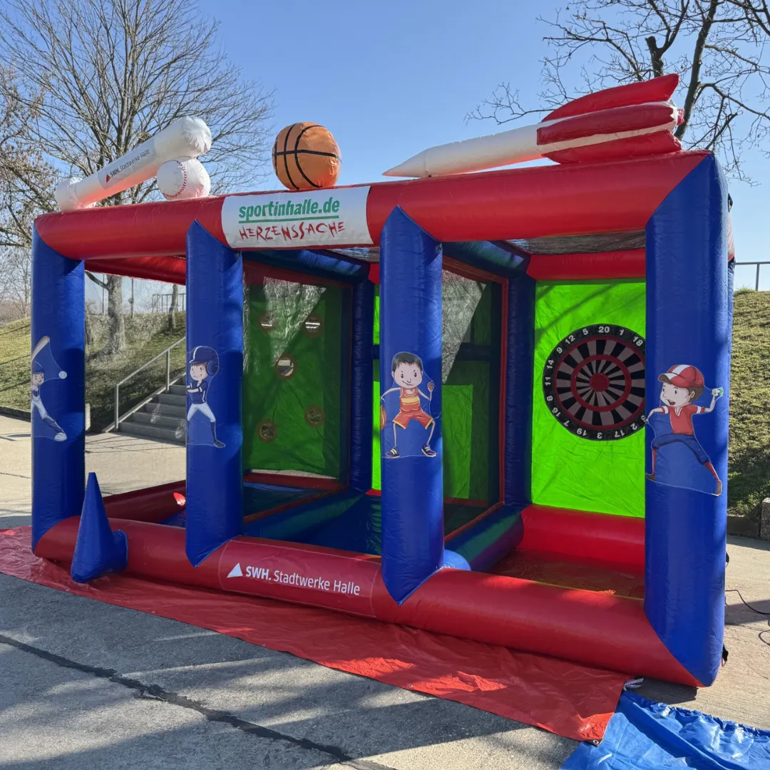 Ein buntes aufblasbares Spielemodul mit drei Kammern