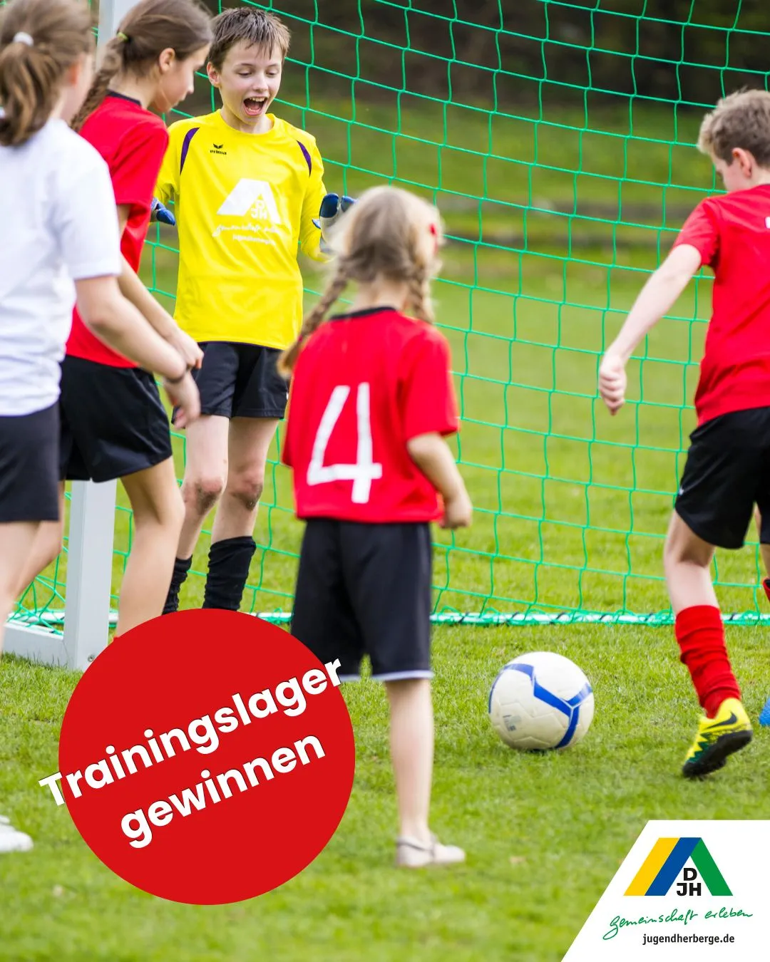 Ausschreibung Gewinnspiel #TeamgeistGewinnt: Kinder in roten Trikots schie&szlig;en mit Ball auf Tor