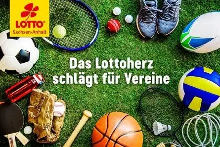 Verschiedene B&auml;lle und Sportger&auml;te liegen auf dem Rasen, Text: "Das Lottoherz schl&auml;gt f&uuml;r Vereine" und Lotto-Logo