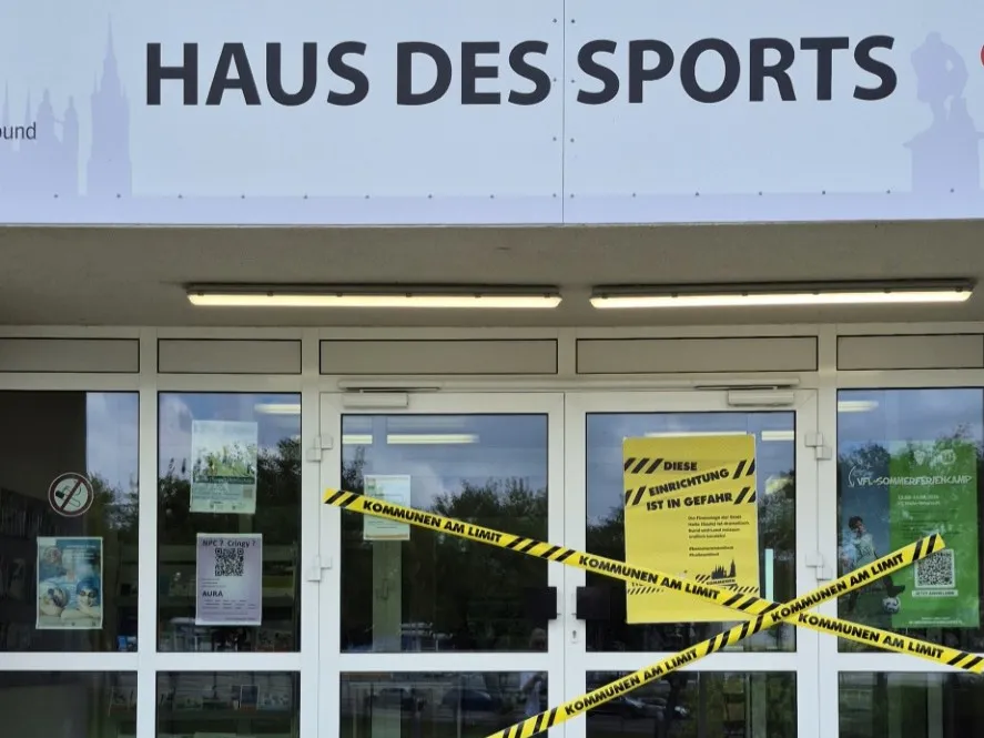 Eingangst&uuml;r mit gelbem Band versperrt, &uuml;ber der T&uuml;r steht "Haus des Sports"