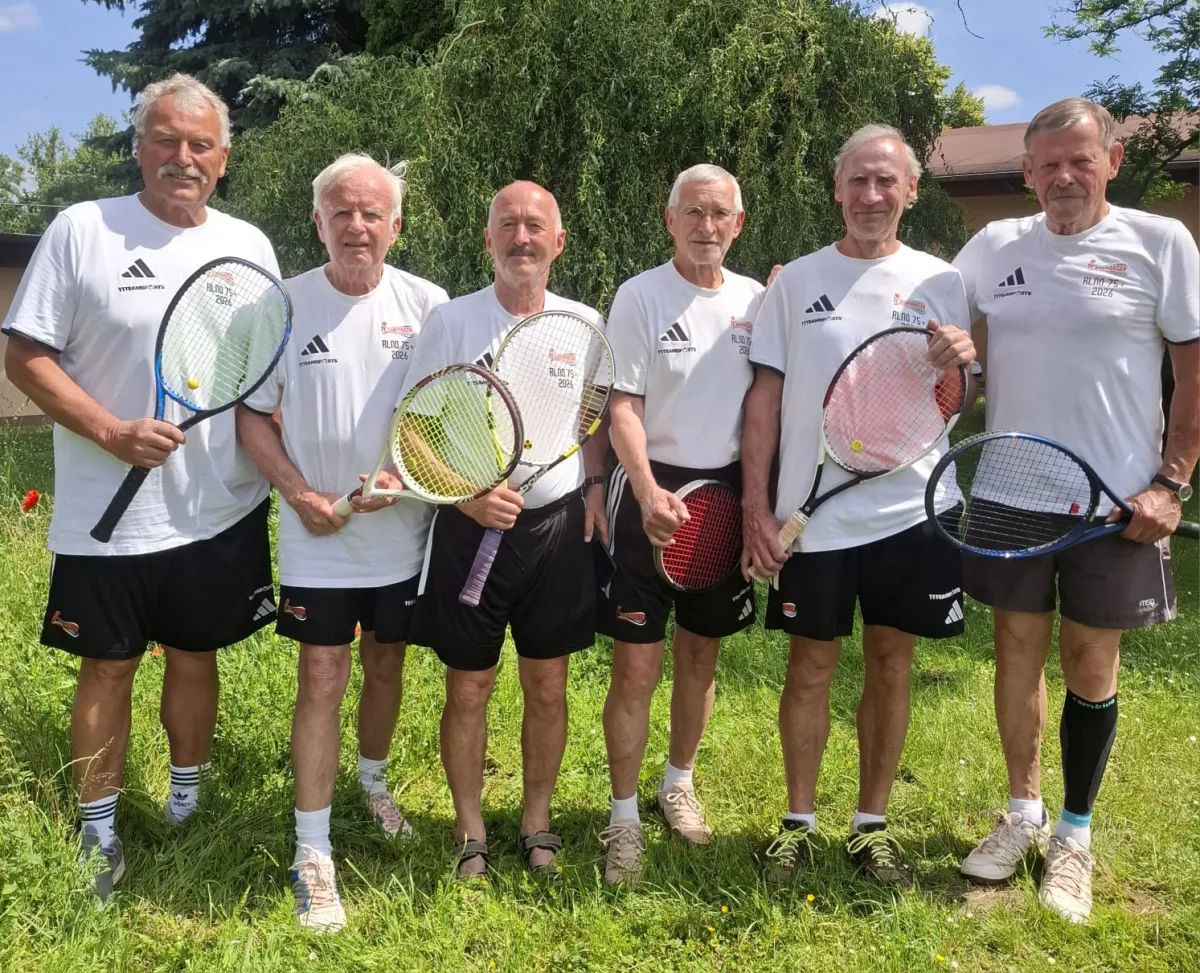 6 Tennisspieler in wei&szlig;en Shirts und mit Schl&auml;ger stehen aufgereiht f&uuml;r die Kamera.