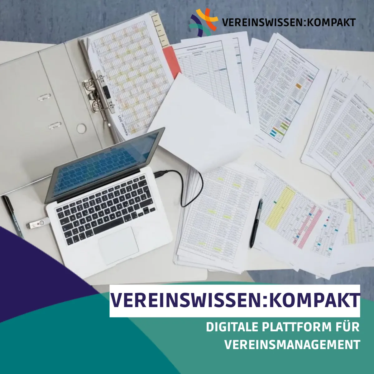 Laptop und Dokumente liegen auf einem Tisch. Schrift: VEREINSWISSEN:KOMPAKT - Digitale Plattform f&uuml;r Vereinsmanagement