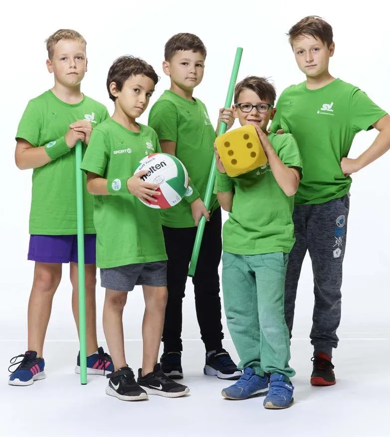 5 Kinder in gr&uuml;nen Shirts mit B&auml;llen, Plastikw&uuml;rfel und Ball.