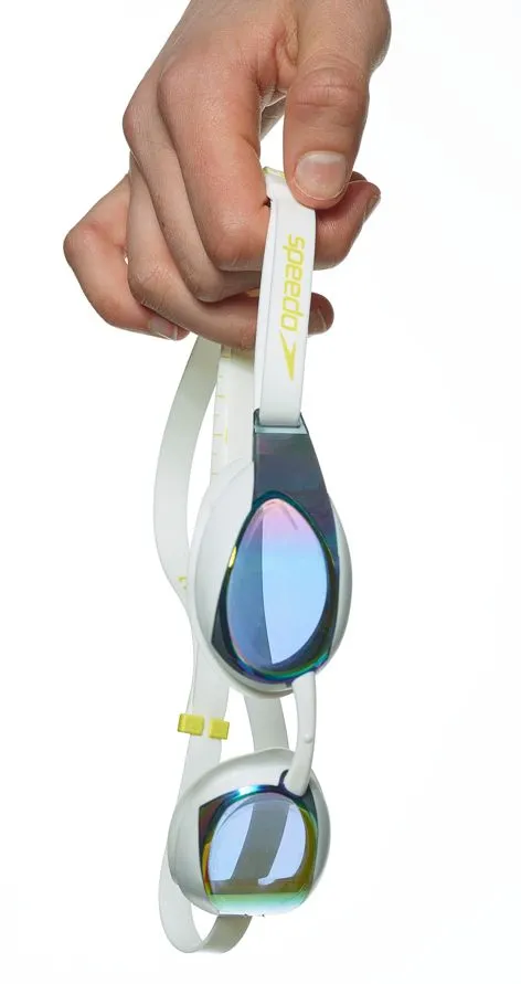 Hand h&auml;lt Schwimmbrille
