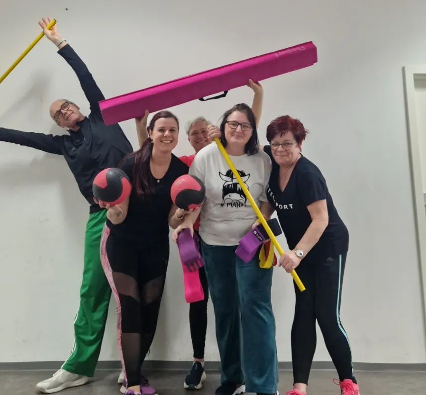 Eine Gruppe von Sportler:innen mit Trainingsausrüstung