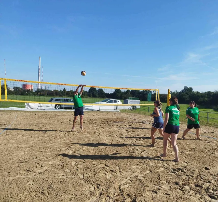 Vier Volleyballer des Vereins auf dem Spielfeld in Action.