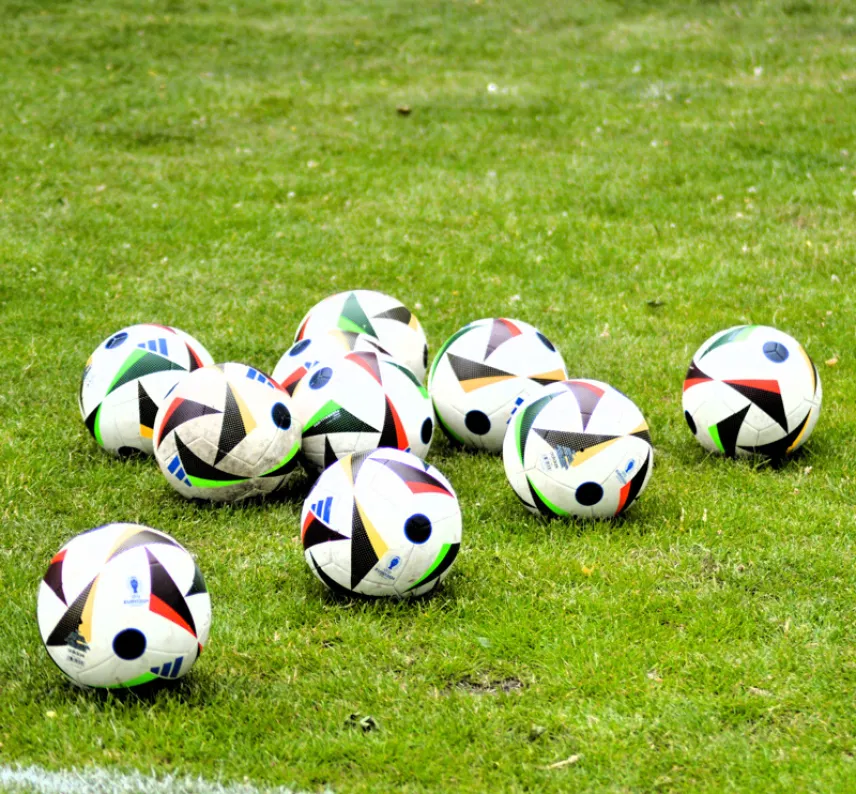 Trainingsbälle auf dem Sportplatz des Vereins